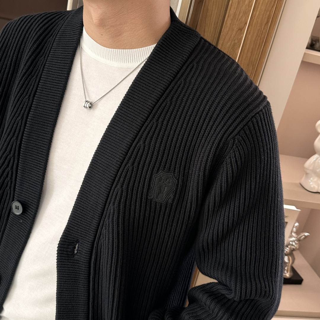 BC家 2025秋冬最新经典绣标男士加厚开衫毛衣，立体坑条纹理自带温润质感，利落V领衬得颈部线条更修长，