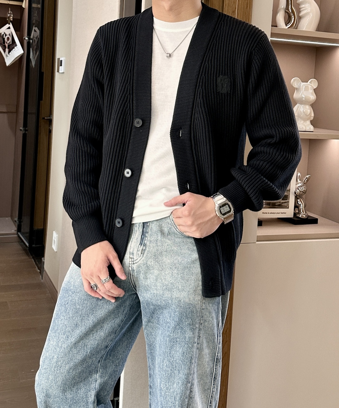 BC家 2025秋冬最新经典绣标男士加厚开衫毛衣，立体坑条纹理自带温润质感，利落V领衬得颈部线条更修长，