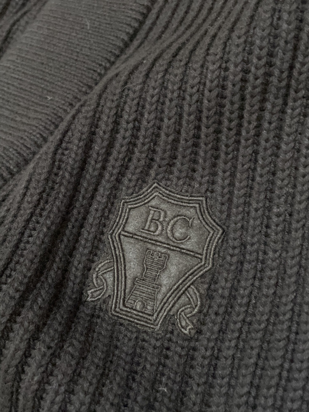 BC家 2025秋冬最新经典绣标男士加厚开衫毛衣，立体坑条纹理自带温润质感，利落V领衬得颈部线条更修长，