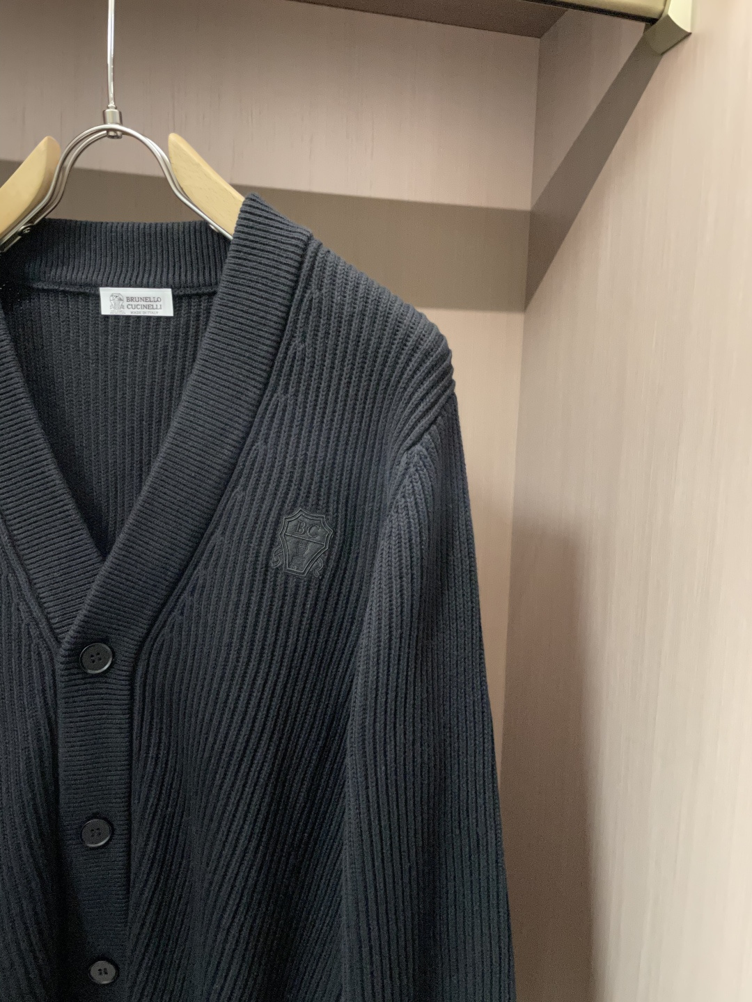 BC家 2025秋冬最新经典绣标男士加厚开衫毛衣，立体坑条纹理自带温润质感，利落V领衬得颈部线条更修长，