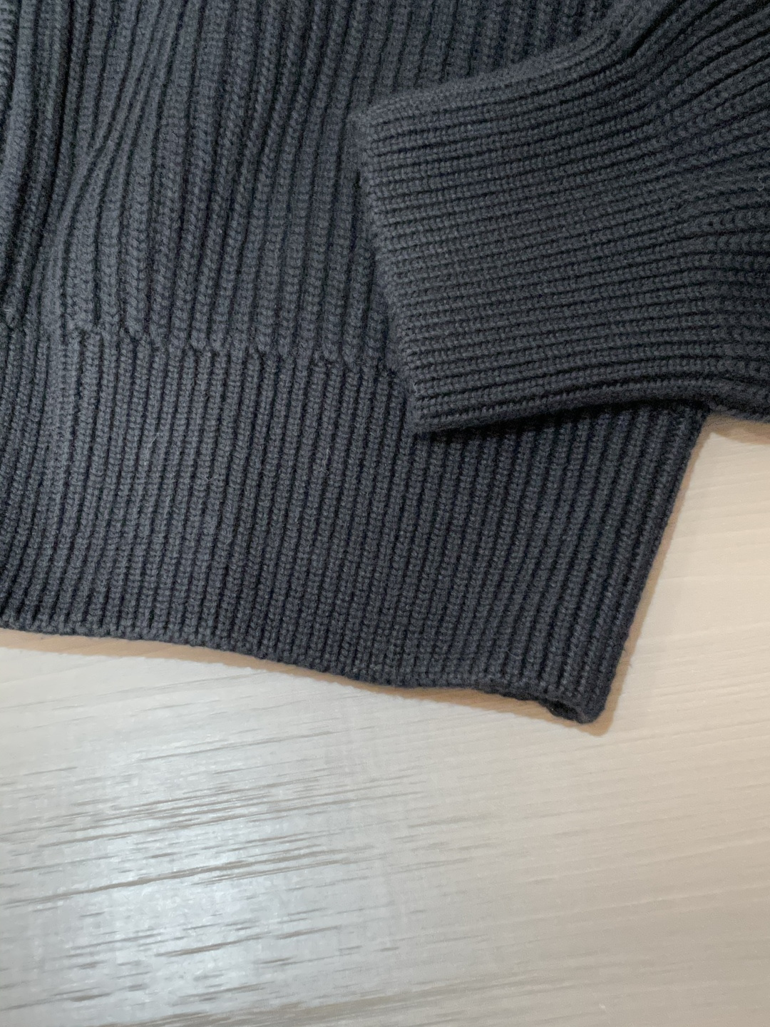 BC家 2025秋冬最新经典绣标男士加厚开衫毛衣，立体坑条纹理自带温润质感，利落V领衬得颈部线条更修长，