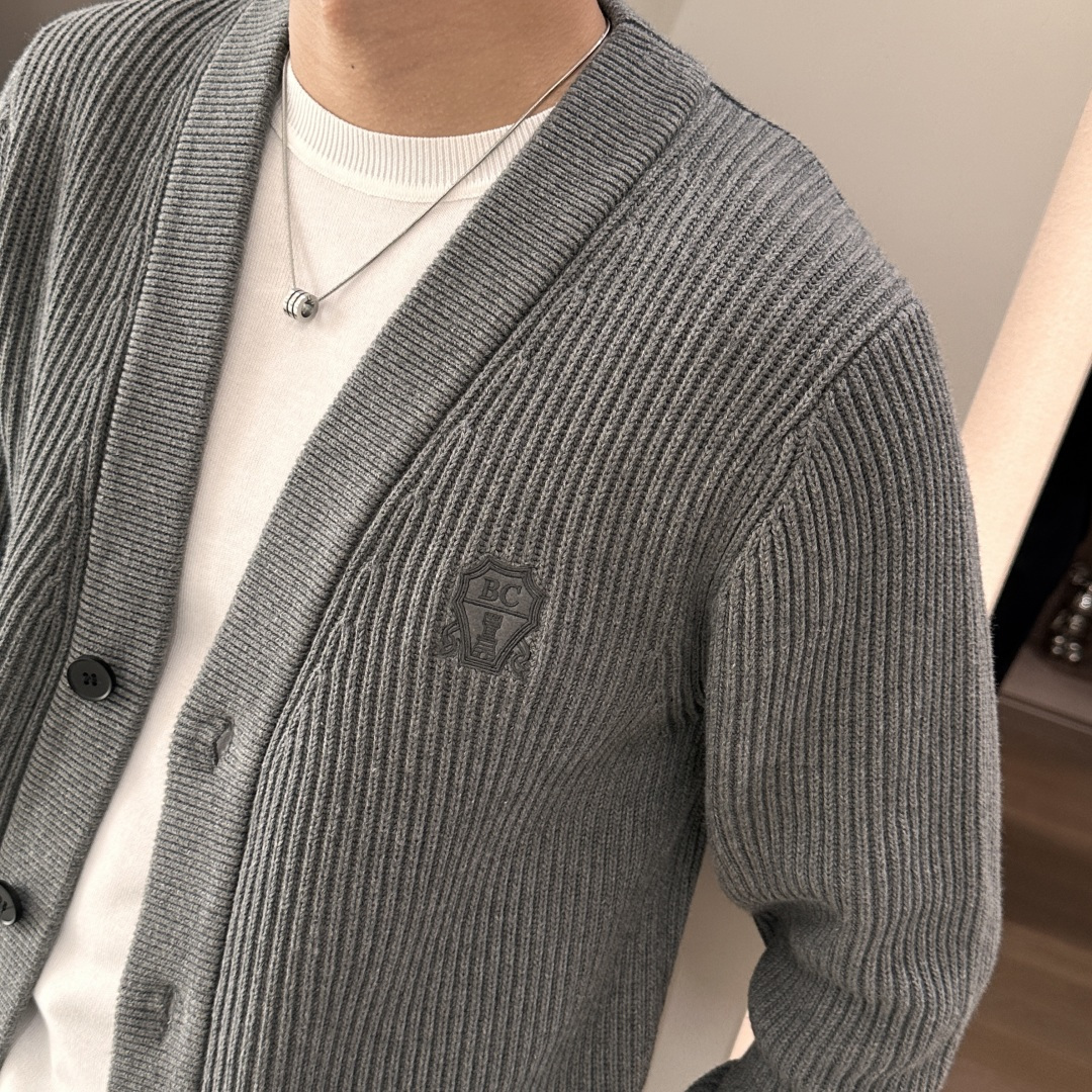 BC家 2025秋冬最新经典绣标男士加厚开衫毛衣，立体坑条纹理自带温润质感，利落V领衬得颈部线条更修长，