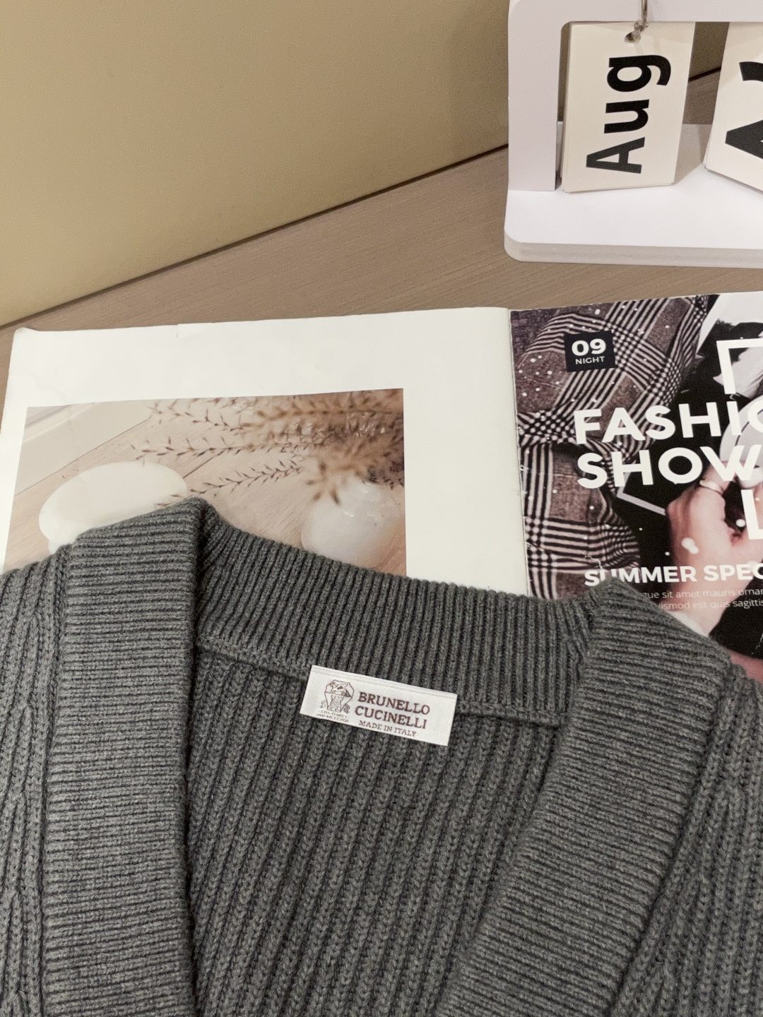 BC家 2025秋冬最新经典绣标男士加厚开衫毛衣，立体坑条纹理自带温润质感，利落V领衬得颈部线条更修长，