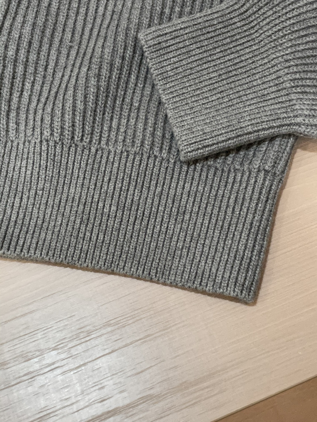 BC家 2025秋冬最新经典绣标男士加厚开衫毛衣，立体坑条纹理自带温润质感，利落V领衬得颈部线条更修长，