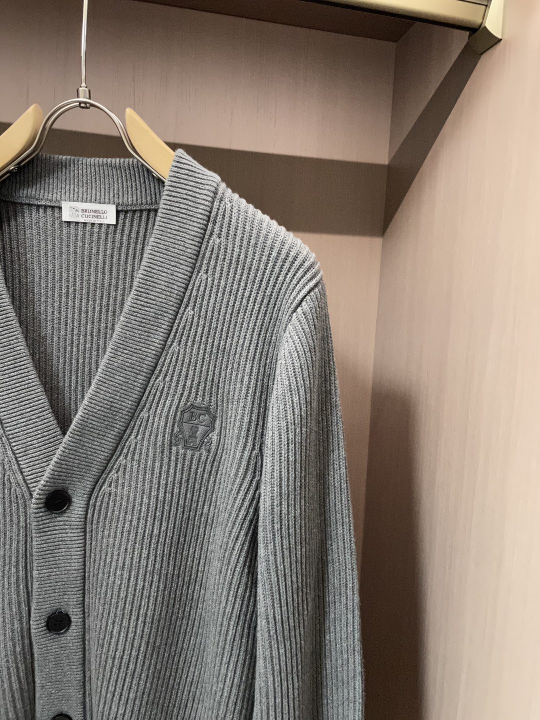 BC家 2025秋冬最新经典绣标男士加厚开衫毛衣，立体坑条纹理自带温润质感，利落V领衬得颈部线条更修长，