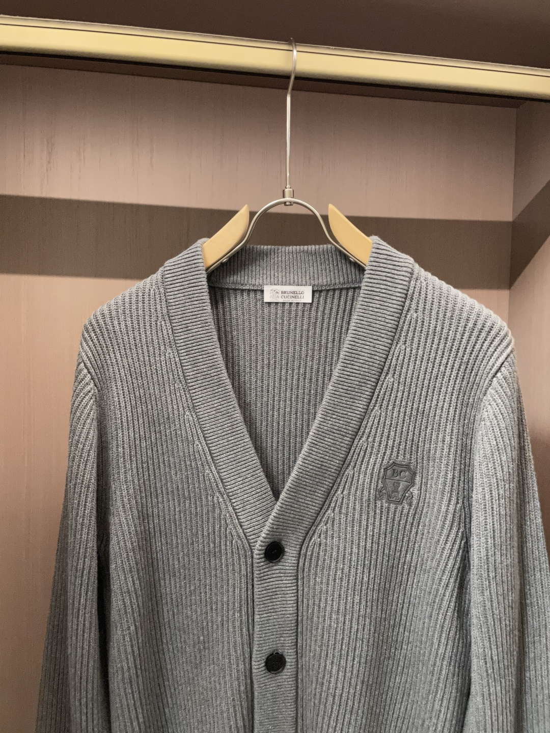 BC家 2025秋冬最新经典绣标男士加厚开衫毛衣，立体坑条纹理自带温润质感，利落V领衬得颈部线条更修长，