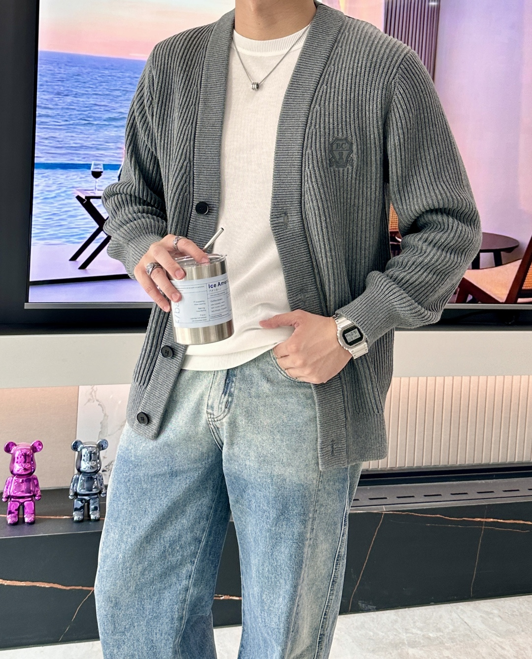 NO:573817,BC Home   The latest classic embroidered logo men's thickened cardigan sweater for autumn and winter 2025. The three-dimensional pitted texture has a warm texture. The neat V-neck makes the neck line more slender. Each button is exquisite and elegant. It is matched with the iconic castle patch embroidered badge on the chest, which is a low-key finishing touch and full of charm.  It is full of retro old money style. The upper body is simple and fashionable, elegant and connotative, wearing a straight and straight male figure, highlighting the elegant and charming temperament. It is recommended to wear a long T or shirt, casual pants or trousers, to combine the elegance and warmth of a retro gentleman, creating an autumn and winter atmosphere.  The feeling is directly full, wear the 'relaxed high-end' on the body, and you can firmly grasp the urban male style for commuting and leisure. The fabric is original combed long-staple cotton, thickened, with good warmth retention, fine and soft texture, and excellent comfort when worn next to the body. There is no sense of binding, and the drape is also great.  , can be worn and washed for a long time without pilling or deformation. Sizes M-3XL (the model is 172 cm and 148 pounds, and the size L is suitable for trying on) 3 colors: black, gray, coffee, chanel, sweaters, shirts, alexander   wang19860909BC家 2025秋冬最新经典绣标男士加厚开衫毛衣,立体坑条纹理自带温润质感,利落V领衬得颈部线条更修长,每一粒纽扣都精致考究,搭配胸口标志性城堡贴布刺绣徽章,低调点睛,透着满满的复古老钱风.上身简约而时尚,斯文雅致又有内涵,穿出男性挺拔的身形,烘托优雅迷人的气质.建议内搭长T或衬衫,下配休闲裤或西裤,将复古绅士的优雅与温暖揉成一身,秋冬氛围感直接拉满,把「松弛高级」穿在身上,通勤、休闲都能稳稳拿捏都市型男格调.面料原版精梳长绒棉,加厚款,保暖性很好,质感细腻柔软,贴身穿着舒适度极佳,毫无扎感,垂坠感也超赞,久穿久洗不起球不变形.尺码M-3XL（模特172厘米148斤试穿L码合适）3个颜色黑色,灰色,咖啡,,chanel,sweaters,shirts,alexander wang,Men's clothing