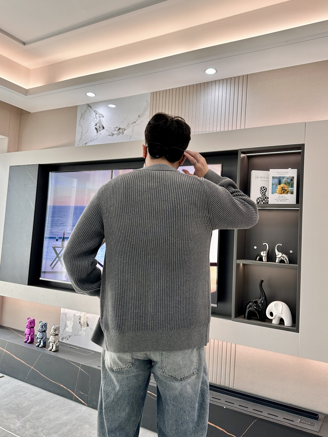 BC家 2025秋冬最新经典绣标男士加厚开衫毛衣，立体坑条纹理自带温润质感，利落V领衬得颈部线条更修长，