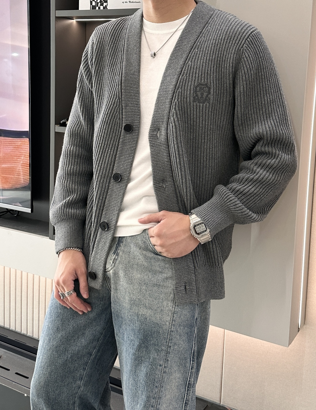 BC家 2025秋冬最新经典绣标男士加厚开衫毛衣，立体坑条纹理自带温润质感，利落V领衬得颈部线条更修长，