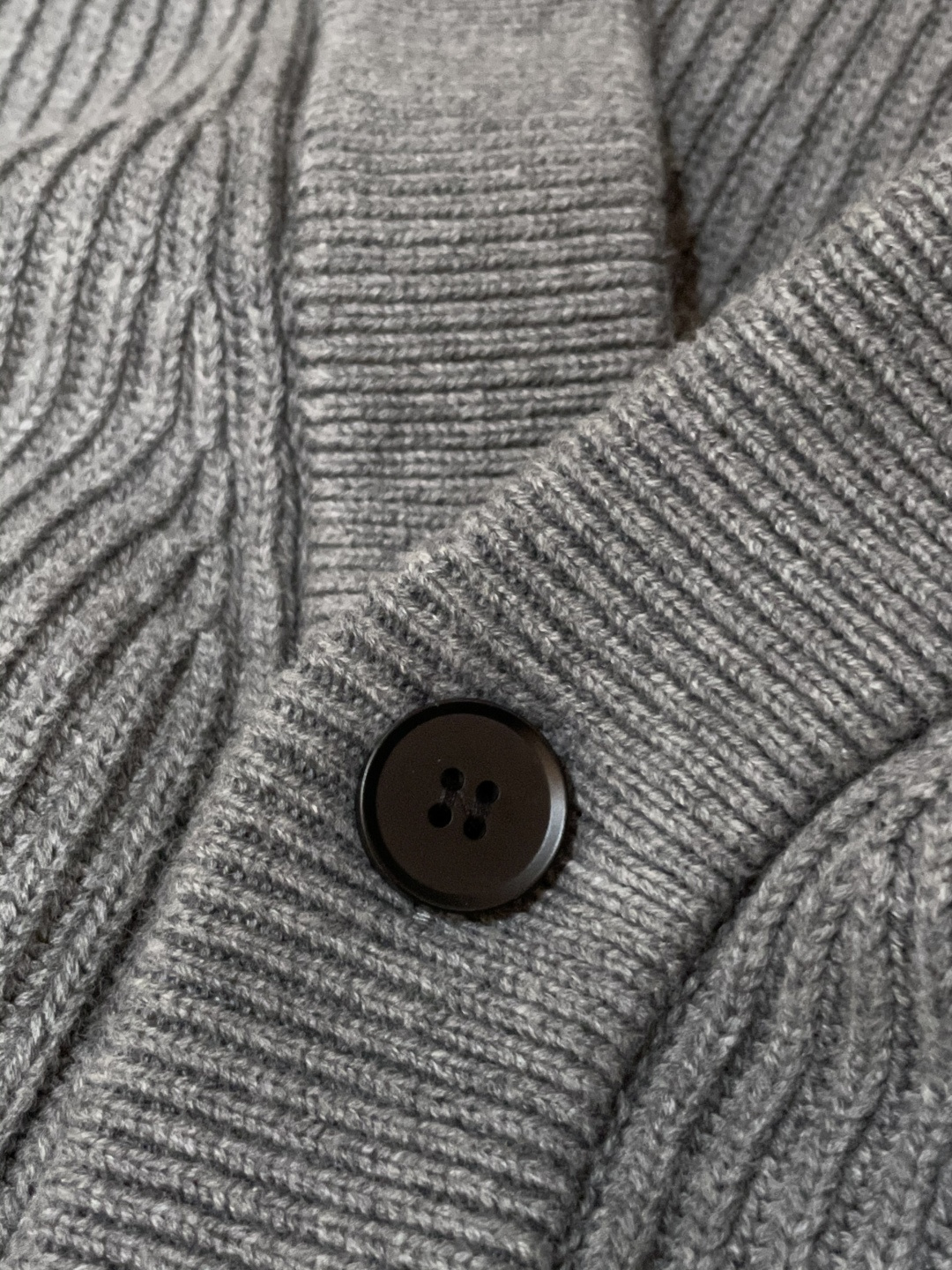 BC家 2025秋冬最新经典绣标男士加厚开衫毛衣，立体坑条纹理自带温润质感，利落V领衬得颈部线条更修长，