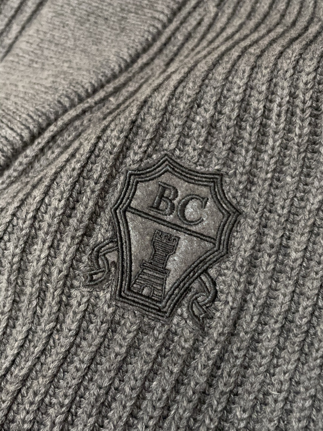 BC家 2025秋冬最新经典绣标男士加厚开衫毛衣，立体坑条纹理自带温润质感，利落V领衬得颈部线条更修长，