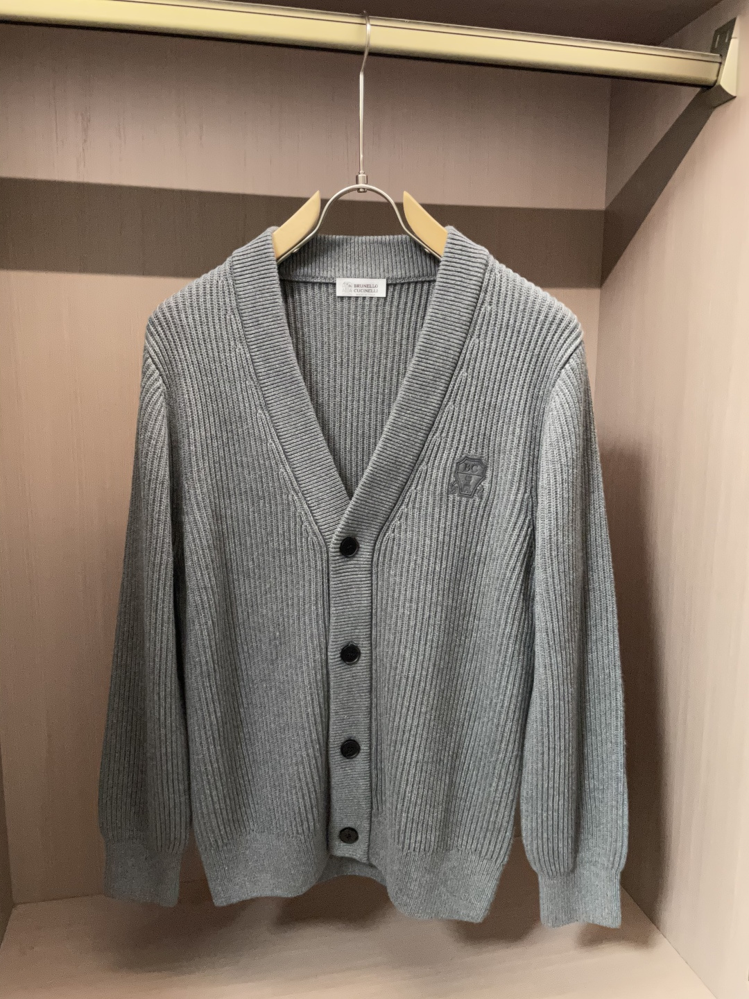 BC家 2025秋冬最新经典绣标男士加厚开衫毛衣，立体坑条纹理自带温润质感，利落V领衬得颈部线条更修长，