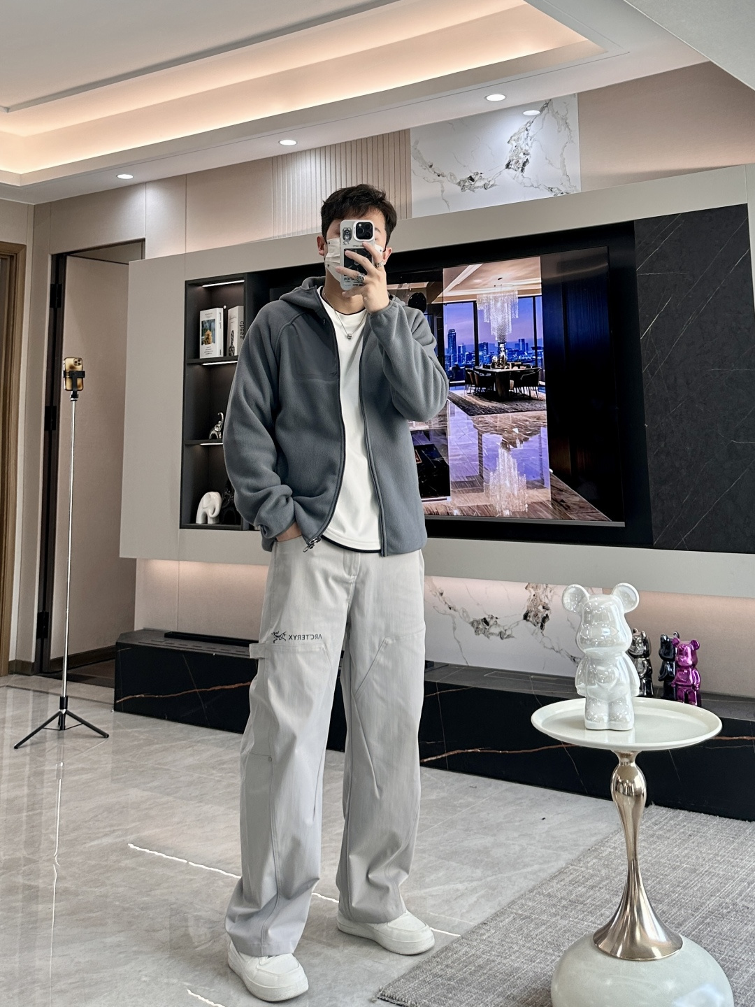 迪桑特「户外型格，暖意随行」—— 这款抓绒连帽外套，重新定义秋冬户外穿搭当凛冽秋风开始席卷城市与山野，你