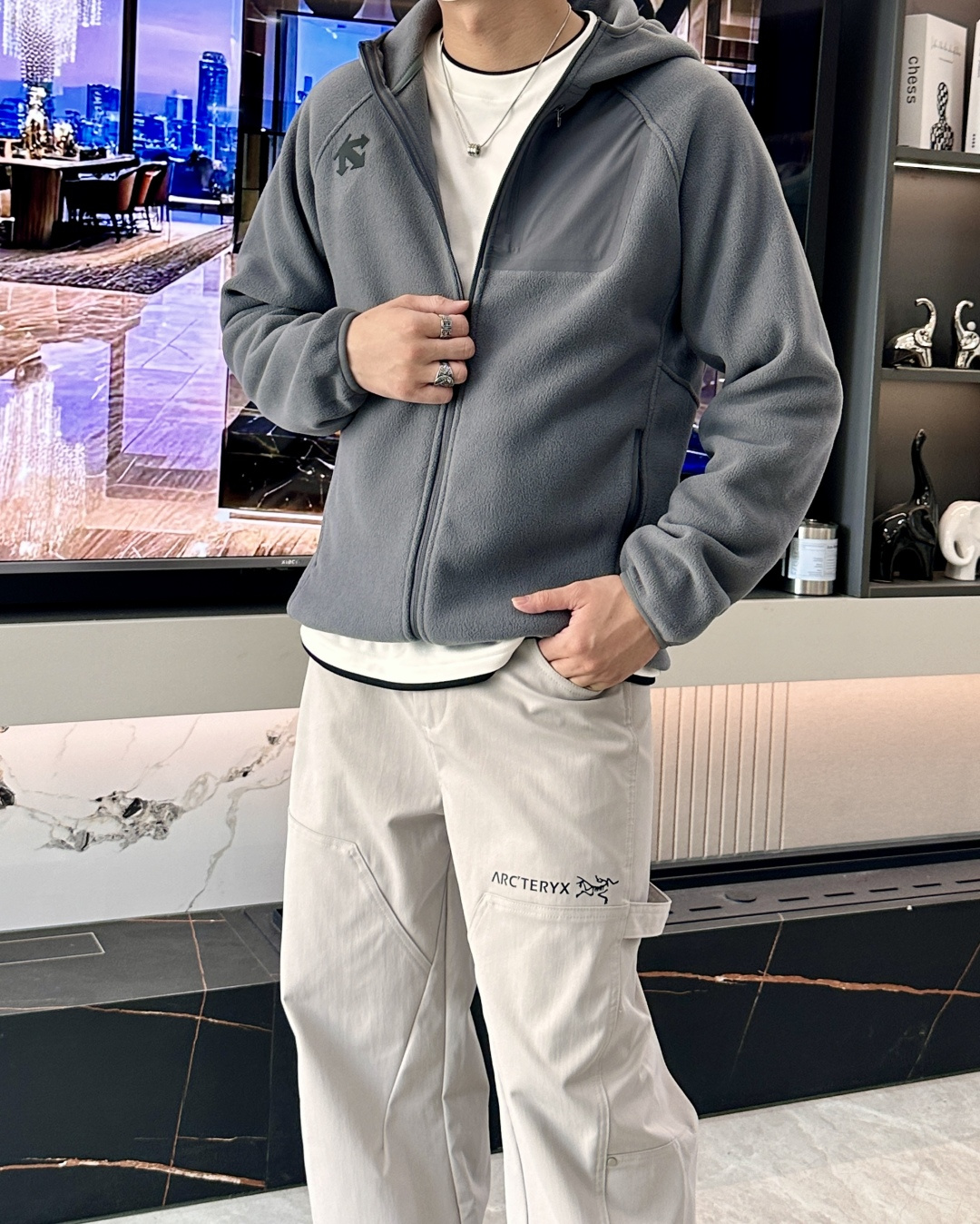 迪桑特「户外型格，暖意随行」—— 这款抓绒连帽外套，重新定义秋冬户外穿搭当凛冽秋风开始席卷城市与山野，你