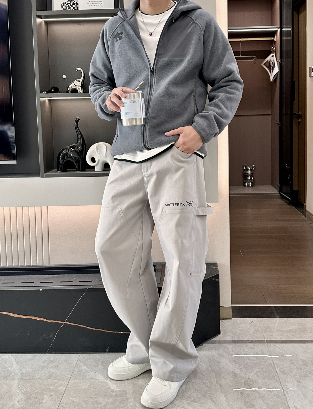 迪桑特「户外型格，暖意随行」—— 这款抓绒连帽外套，重新定义秋冬户外穿搭当凛冽秋风开始席卷城市与山野，你