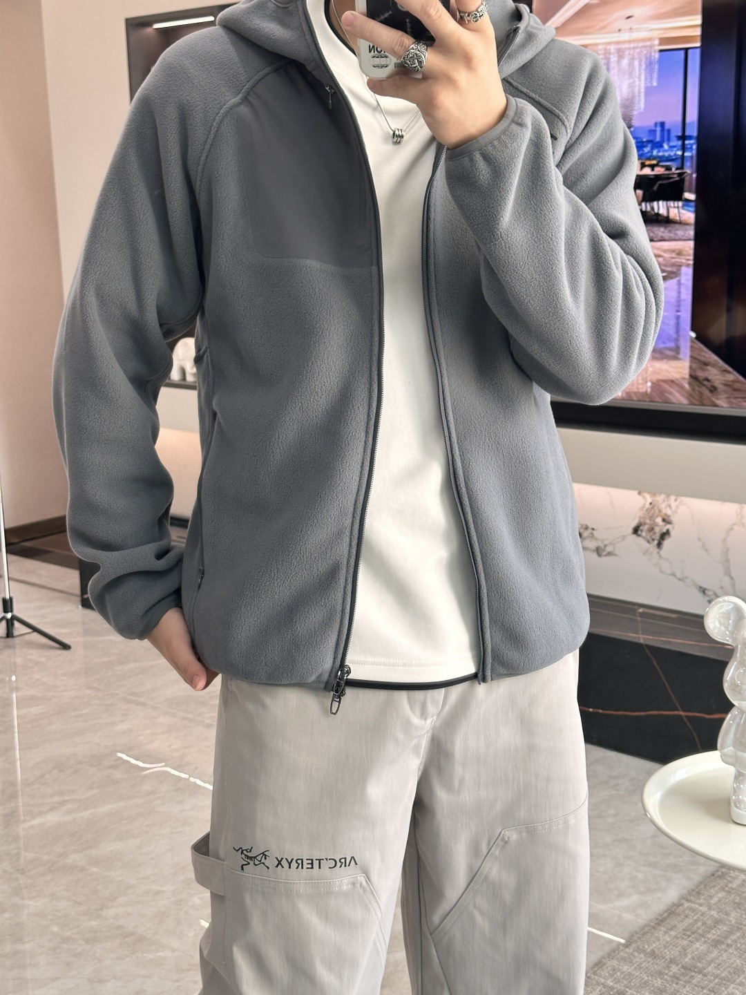 迪桑特「户外型格，暖意随行」—— 这款抓绒连帽外套，重新定义秋冬户外穿搭当凛冽秋风开始席卷城市与山野，你