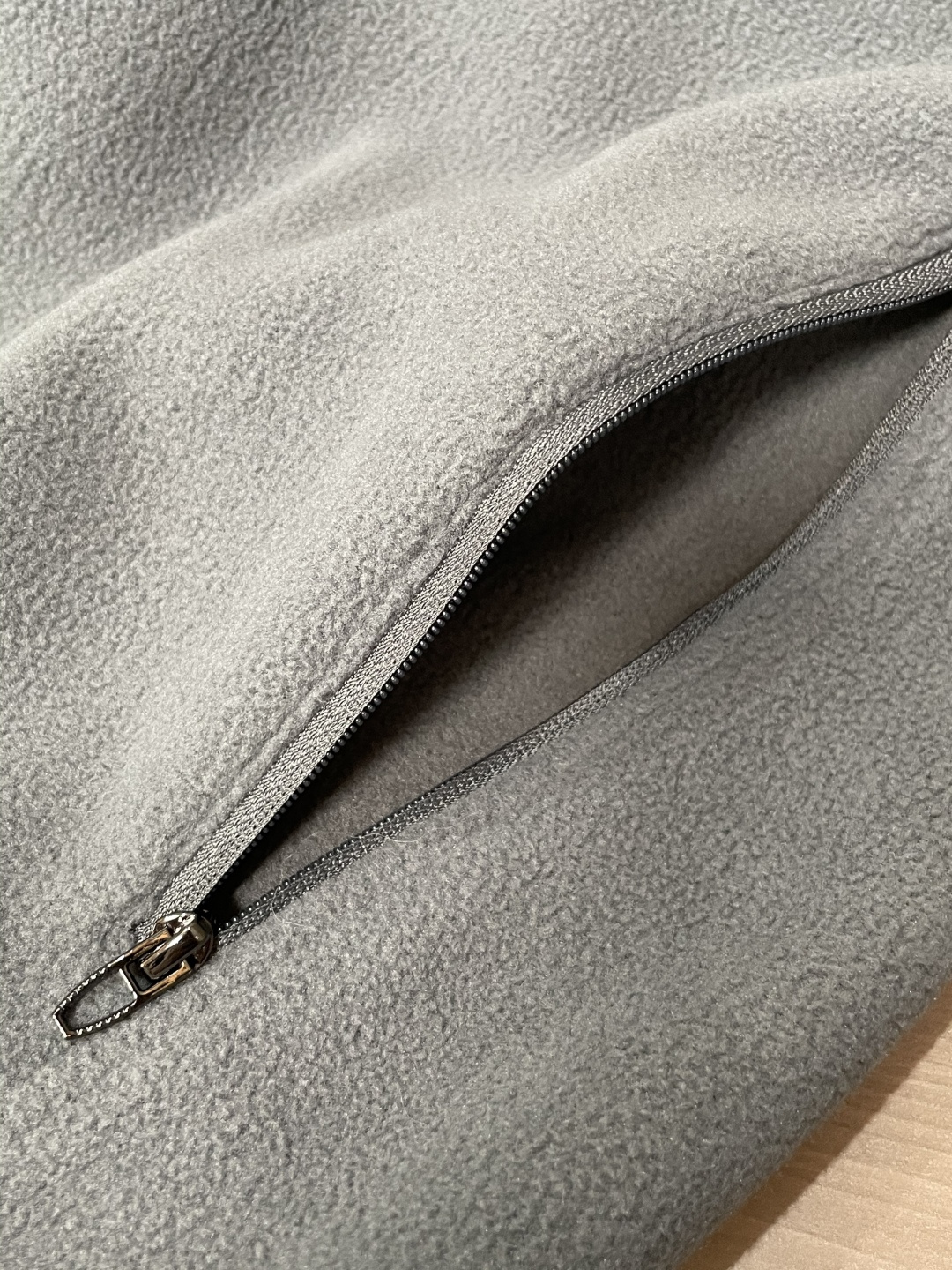 迪桑特「户外型格，暖意随行」—— 这款抓绒连帽外套，重新定义秋冬户外穿搭当凛冽秋风开始席卷城市与山野，你