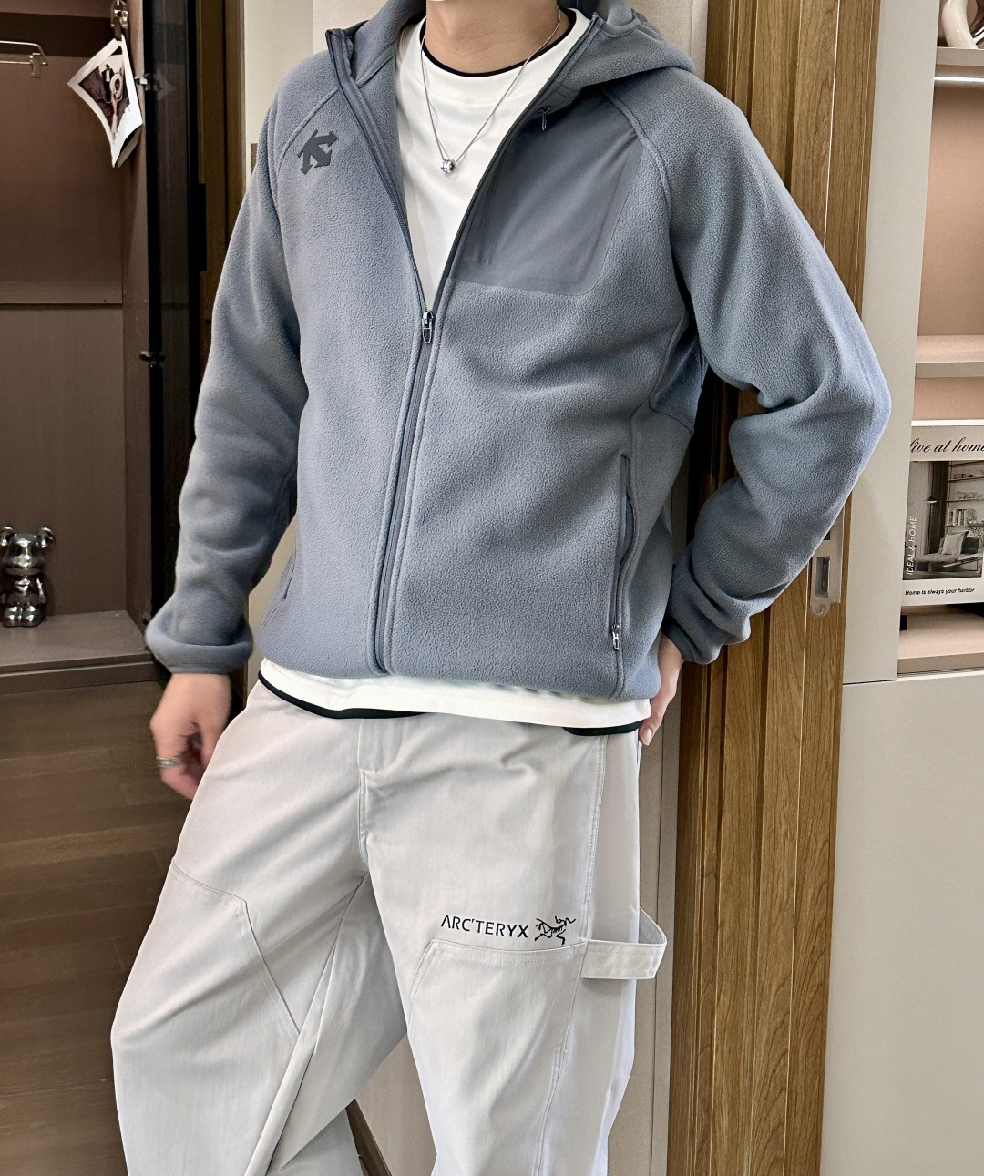 迪桑特「户外型格，暖意随行」—— 这款抓绒连帽外套，重新定义秋冬户外穿搭当凛冽秋风开始席卷城市与山野，你