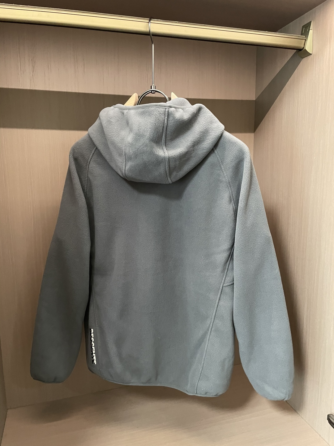 迪桑特「户外型格，暖意随行」—— 这款抓绒连帽外套，重新定义秋冬户外穿搭当凛冽秋风开始席卷城市与山野，你