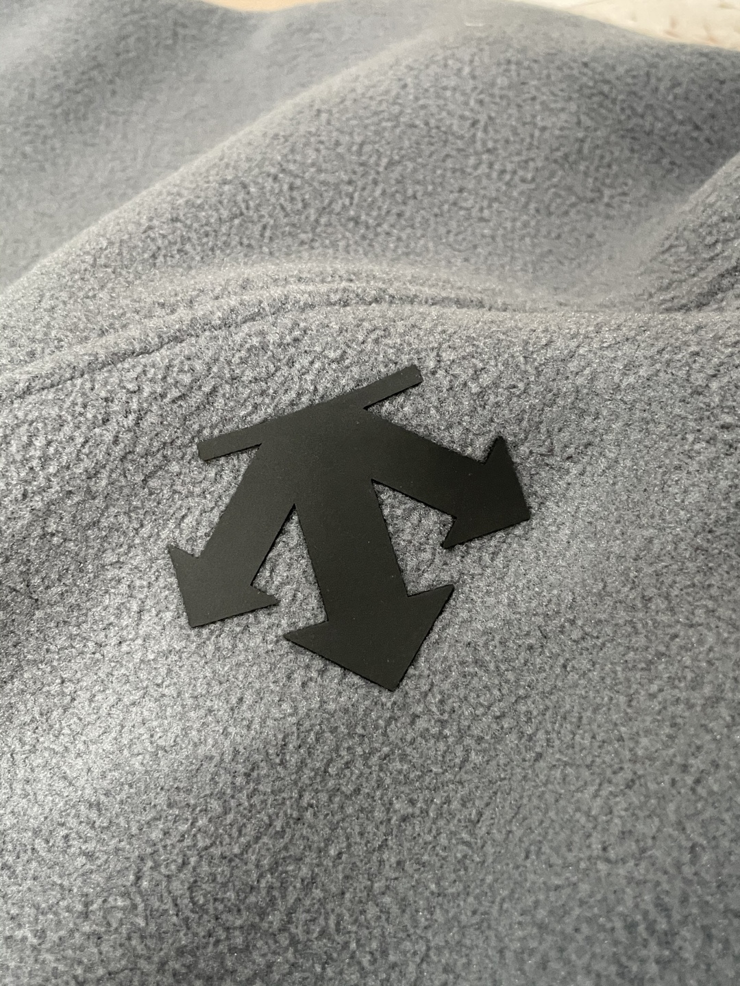 迪桑特「户外型格，暖意随行」—— 这款抓绒连帽外套，重新定义秋冬户外穿搭当凛冽秋风开始席卷城市与山野，你