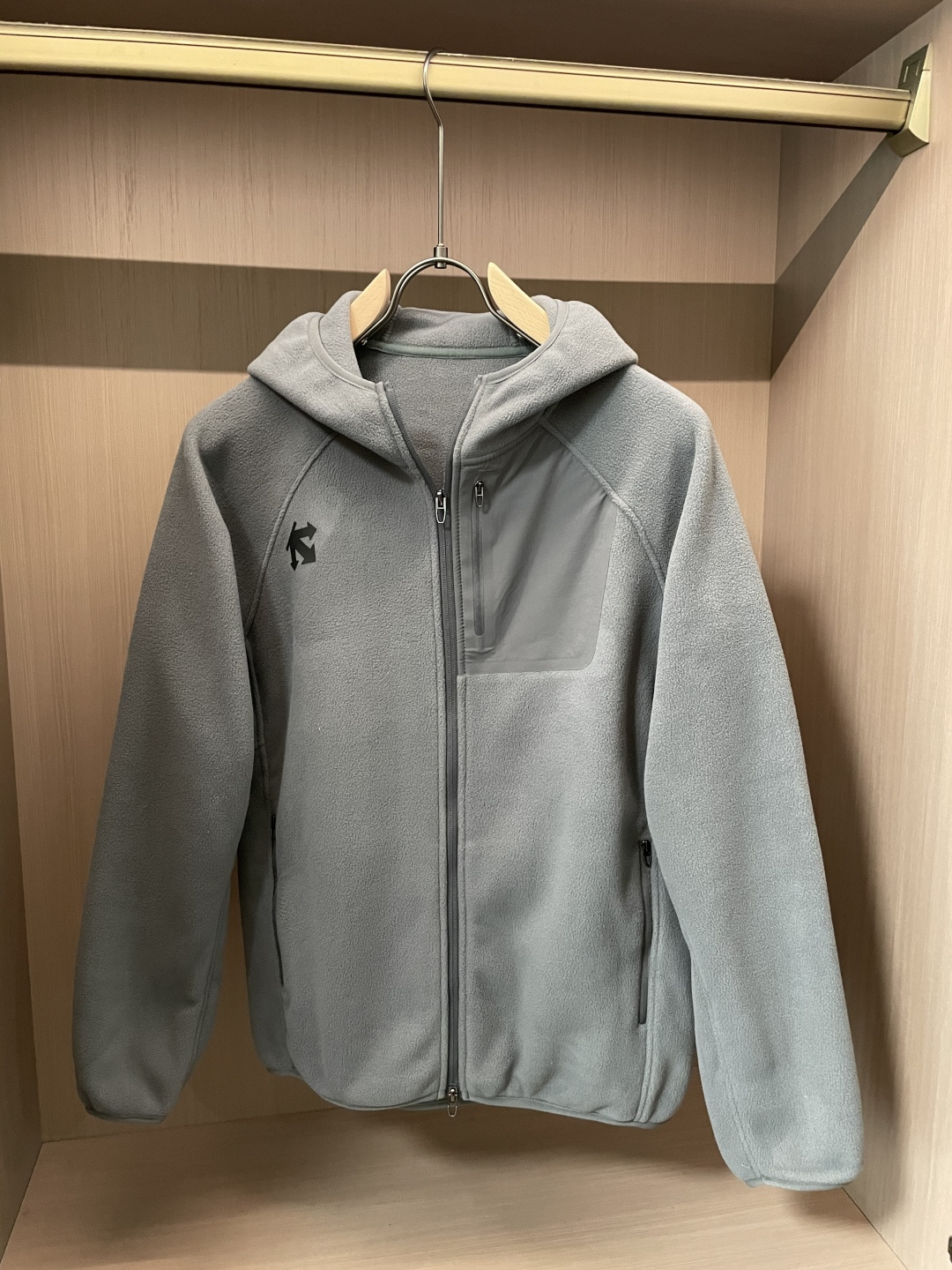 迪桑特「户外型格，暖意随行」—— 这款抓绒连帽外套，重新定义秋冬户外穿搭当凛冽秋风开始席卷城市与山野，你