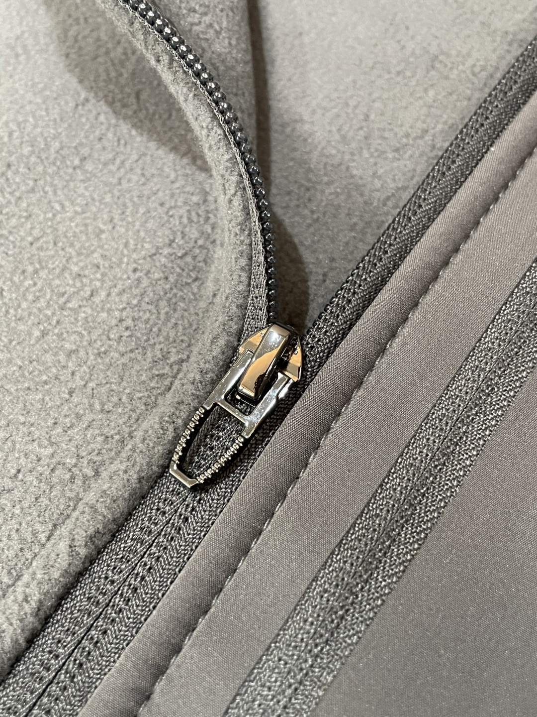 迪桑特「户外型格，暖意随行」—— 这款抓绒连帽外套，重新定义秋冬户外穿搭当凛冽秋风开始席卷城市与山野，你