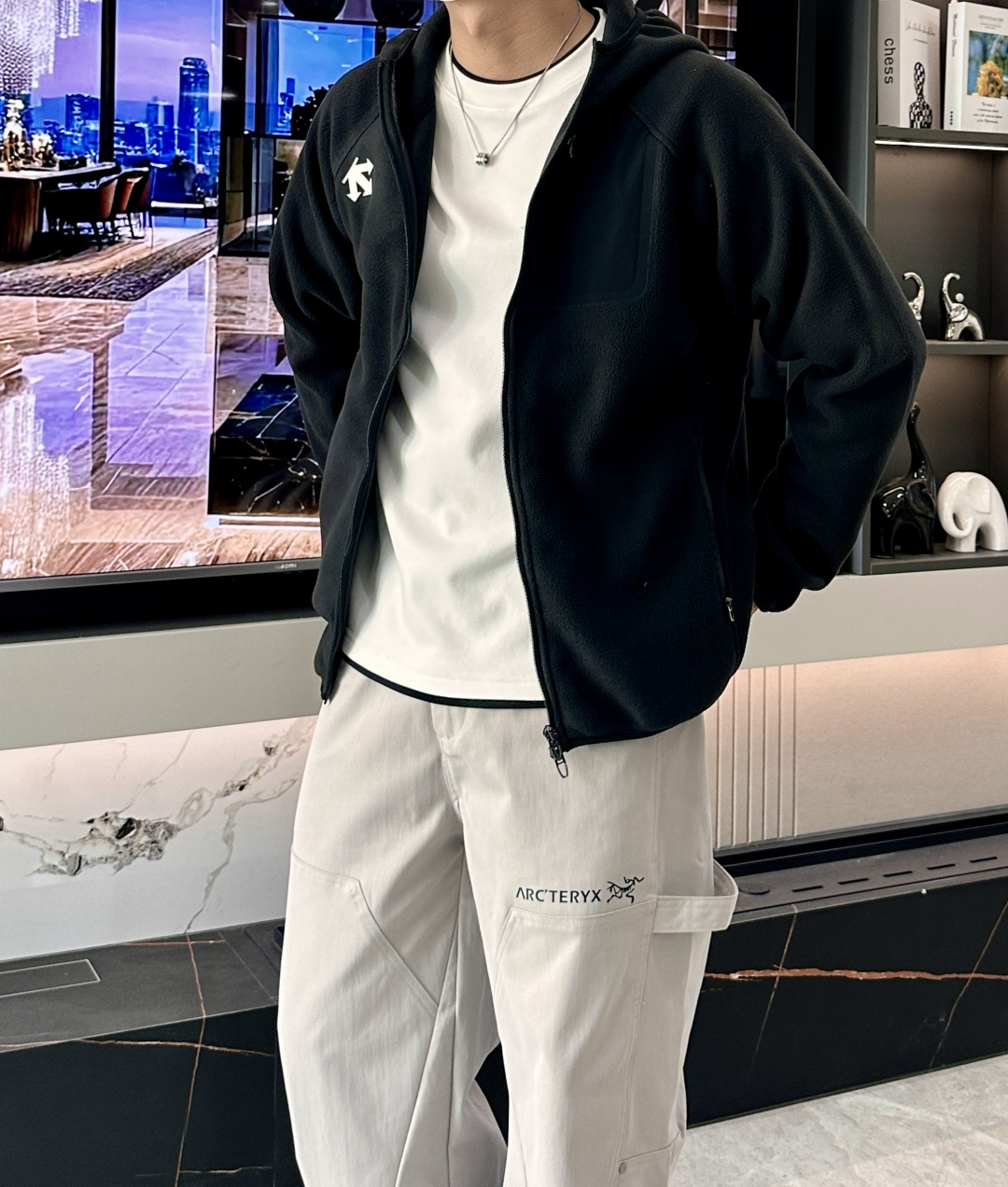 迪桑特「户外型格，暖意随行」—— 这款抓绒连帽外套，重新定义秋冬户外穿搭当凛冽秋风开始席卷城市与山野，你