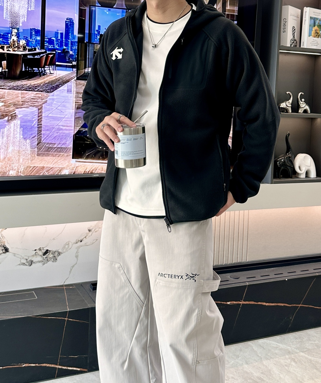 迪桑特「户外型格，暖意随行」—— 这款抓绒连帽外套，重新定义秋冬户外穿搭当凛冽秋风开始席卷城市与山野，你