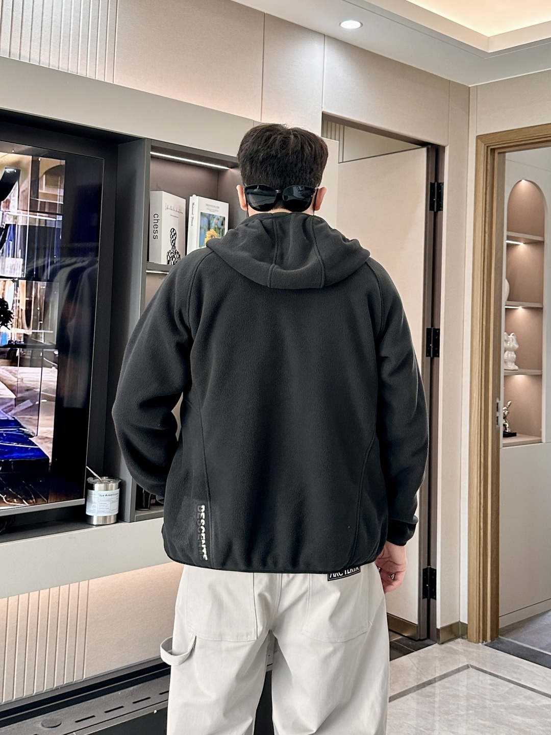 迪桑特「户外型格，暖意随行」—— 这款抓绒连帽外套，重新定义秋冬户外穿搭当凛冽秋风开始席卷城市与山野，你