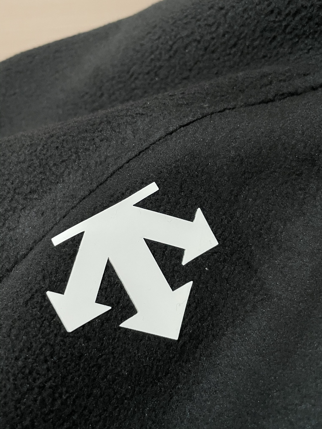 迪桑特「户外型格，暖意随行」—— 这款抓绒连帽外套，重新定义秋冬户外穿搭当凛冽秋风开始席卷城市与山野，你