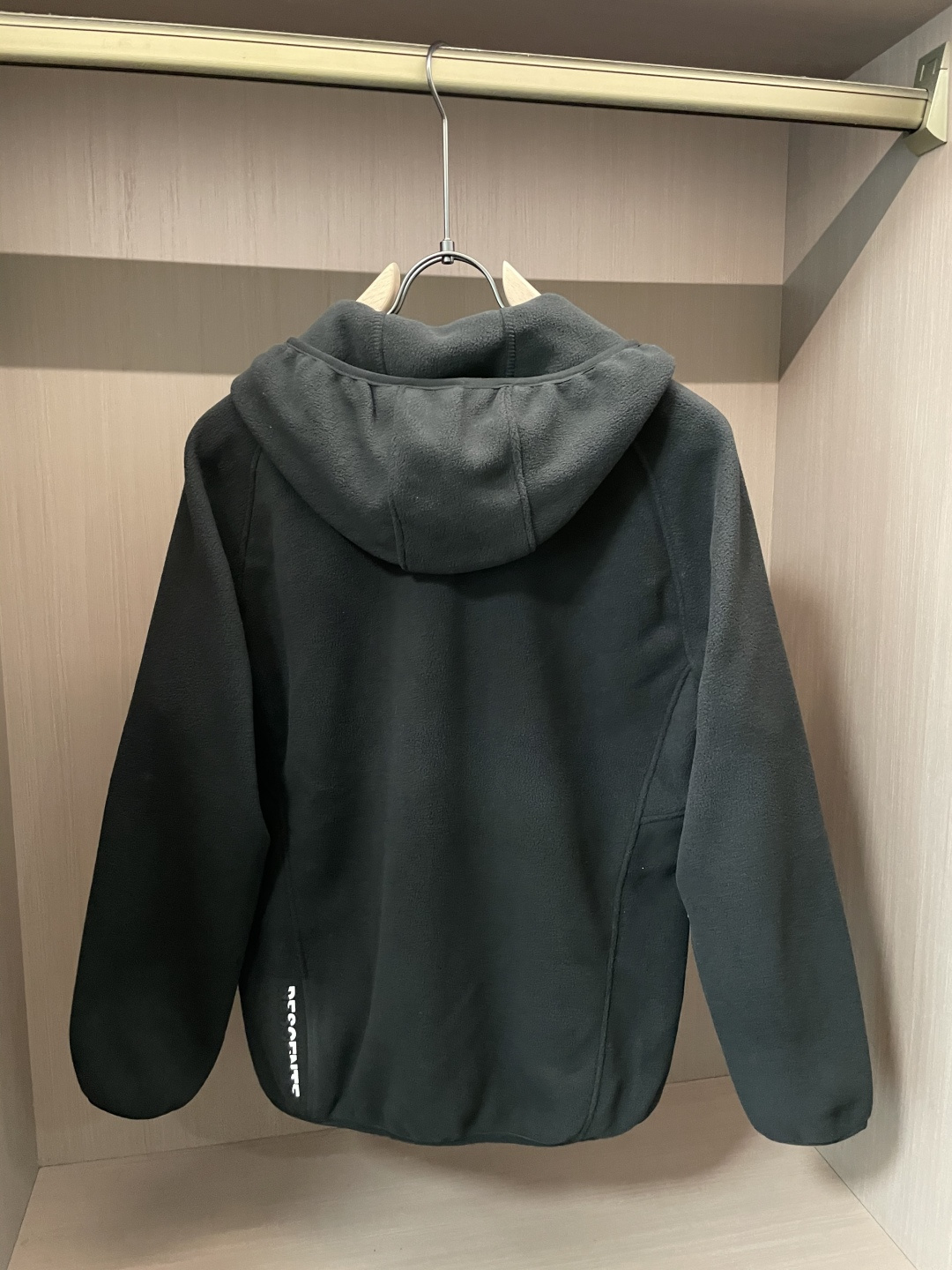 迪桑特「户外型格，暖意随行」—— 这款抓绒连帽外套，重新定义秋冬户外穿搭当凛冽秋风开始席卷城市与山野，你