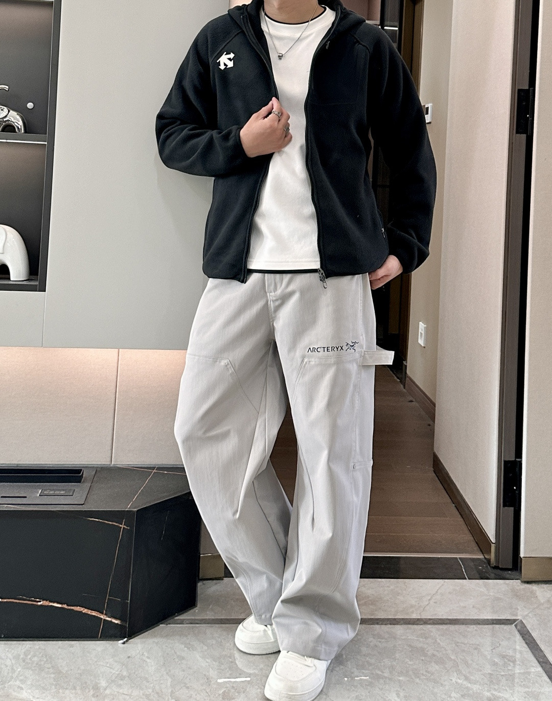 迪桑特「户外型格，暖意随行」—— 这款抓绒连帽外套，重新定义秋冬户外穿搭当凛冽秋风开始席卷城市与山野，你