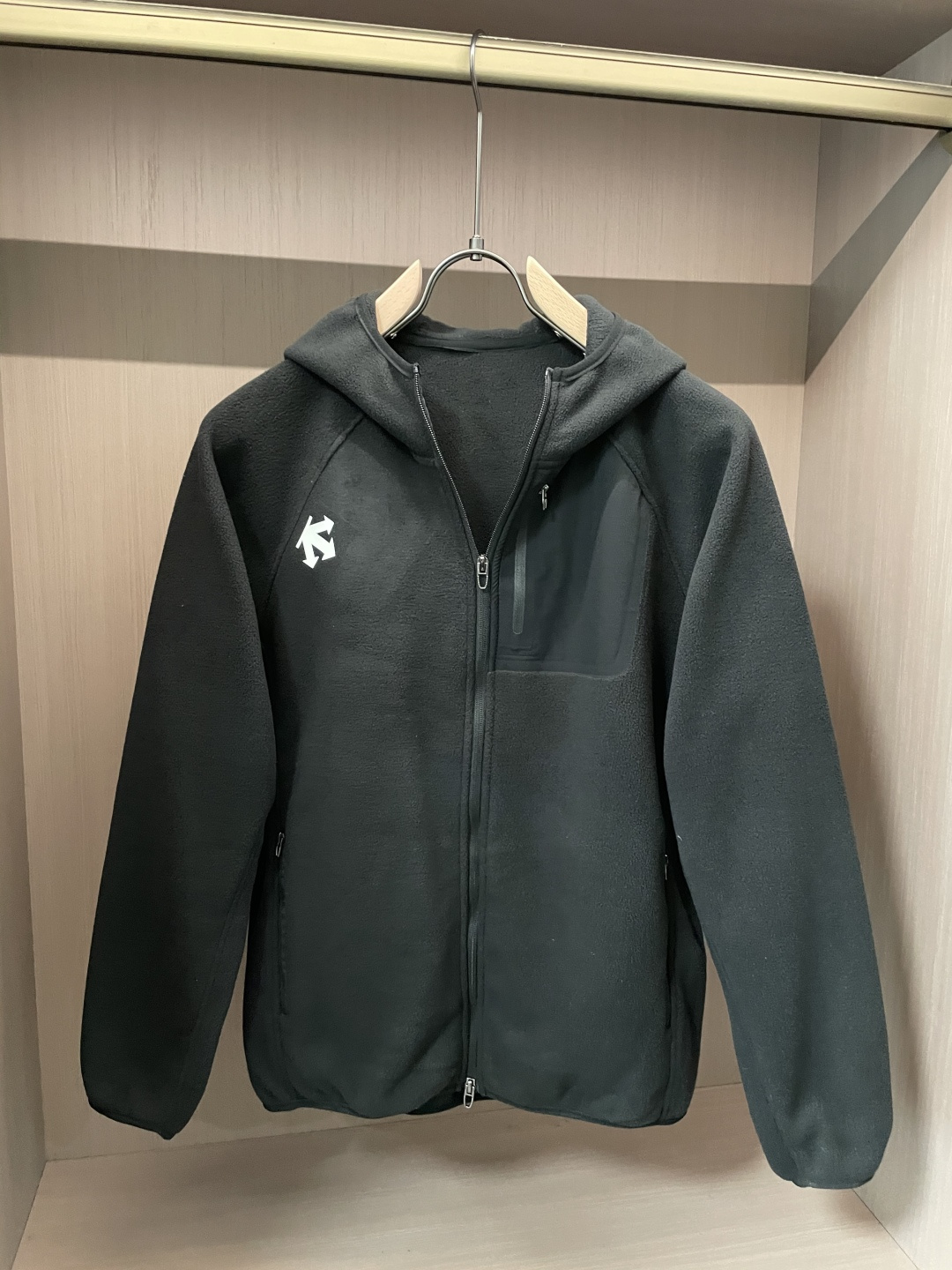 迪桑特「户外型格，暖意随行」—— 这款抓绒连帽外套，重新定义秋冬户外穿搭当凛冽秋风开始席卷城市与山野，你