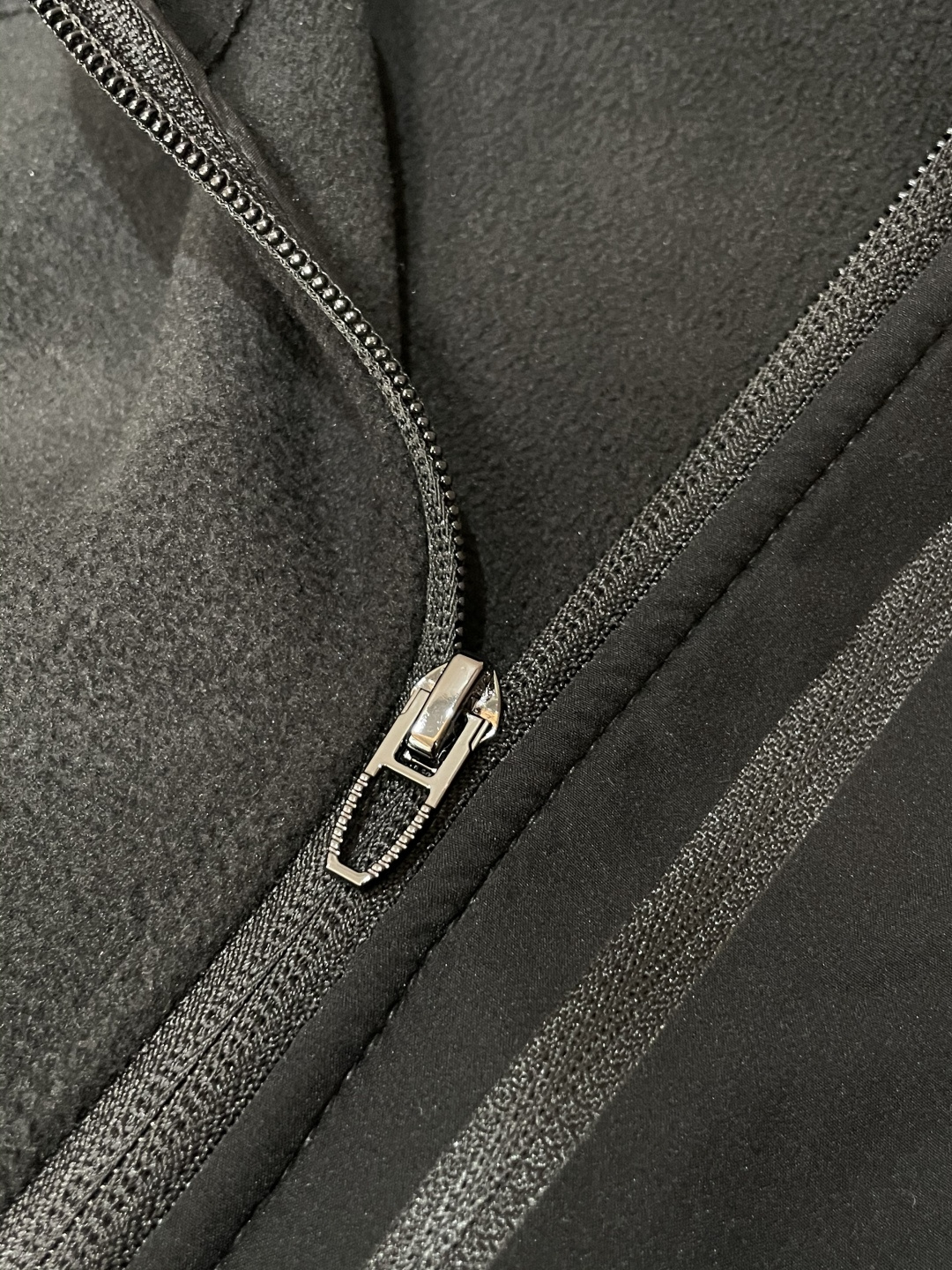 迪桑特「户外型格，暖意随行」—— 这款抓绒连帽外套，重新定义秋冬户外穿搭当凛冽秋风开始席卷城市与山野，你