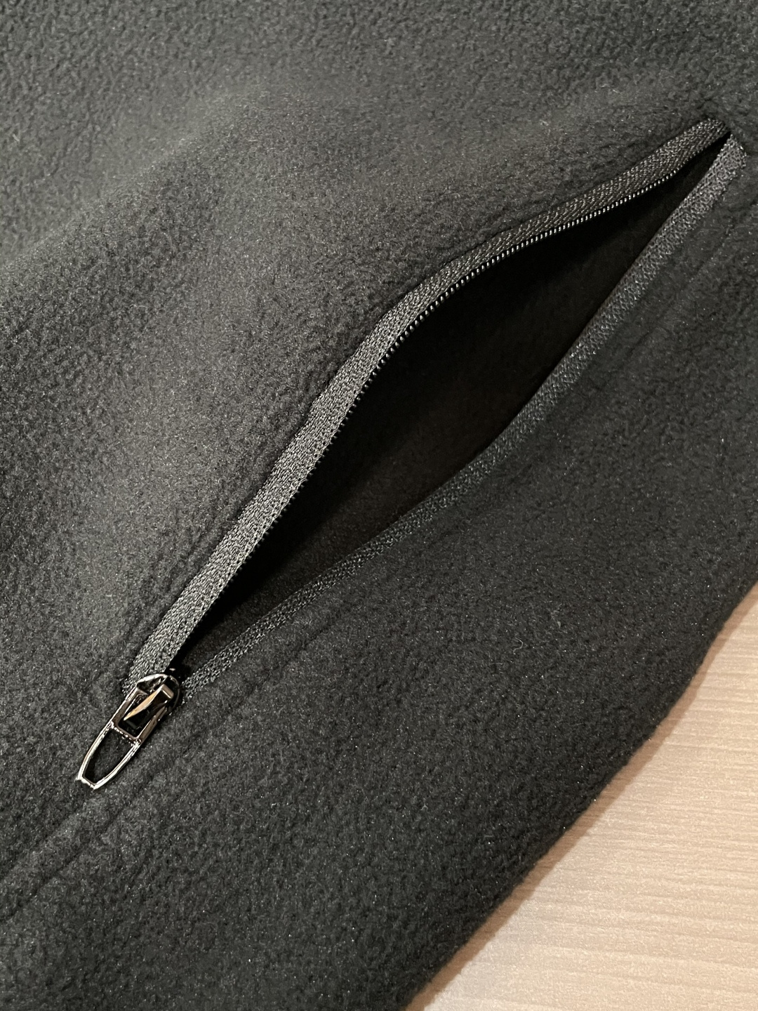 迪桑特「户外型格，暖意随行」—— 这款抓绒连帽外套，重新定义秋冬户外穿搭当凛冽秋风开始席卷城市与山野，你