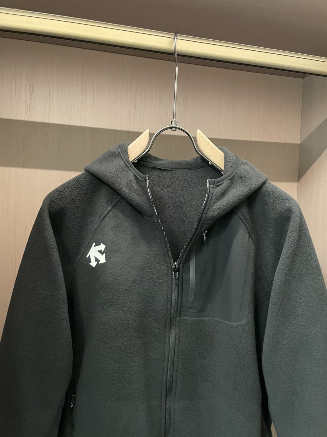 迪桑特「户外型格，暖意随行」—— 这款抓绒连帽外套，重新定义秋冬户外穿搭当凛冽秋风开始席卷城市与山野，你