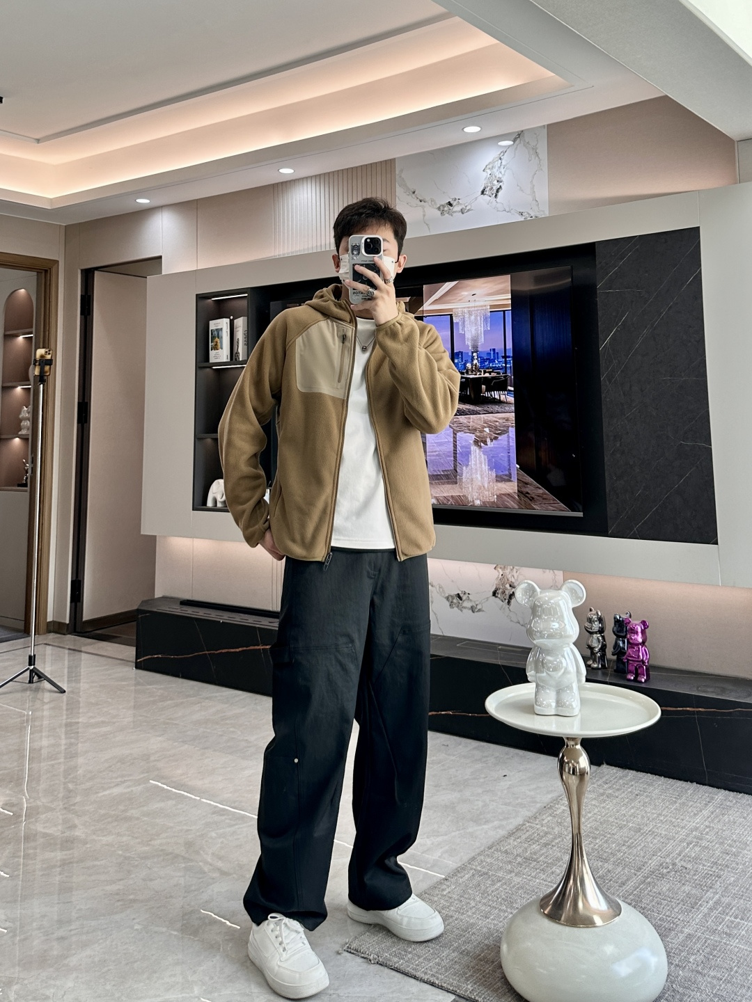 迪桑特「户外型格，暖意随行」—— 这款抓绒连帽外套，重新定义秋冬户外穿搭当凛冽秋风开始席卷城市与山野，你