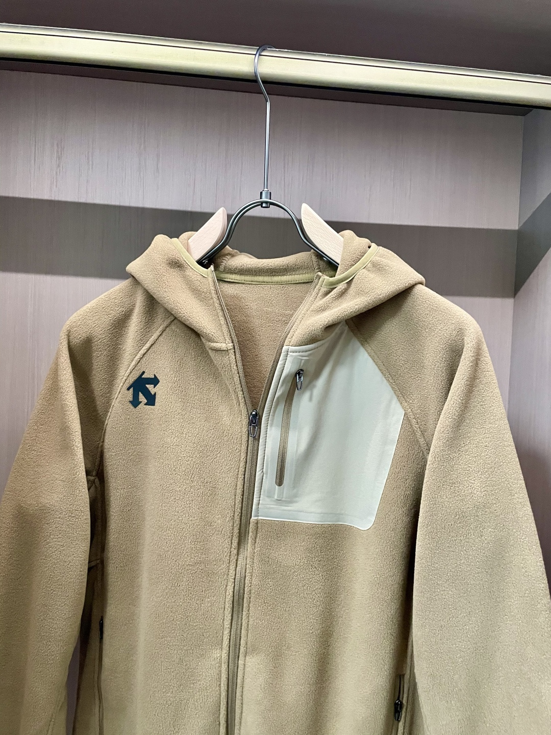 迪桑特「户外型格，暖意随行」—— 这款抓绒连帽外套，重新定义秋冬户外穿搭当凛冽秋风开始席卷城市与山野，你