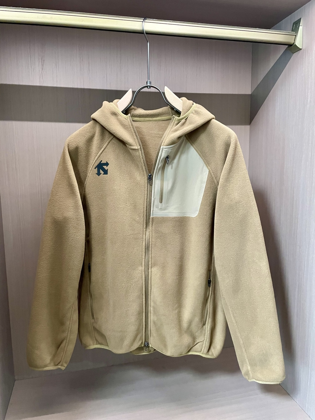 迪桑特「户外型格，暖意随行」—— 这款抓绒连帽外套，重新定义秋冬户外穿搭当凛冽秋风开始席卷城市与山野，你