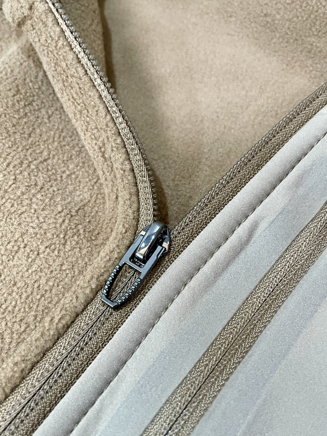 迪桑特「户外型格，暖意随行」—— 这款抓绒连帽外套，重新定义秋冬户外穿搭当凛冽秋风开始席卷城市与山野，你