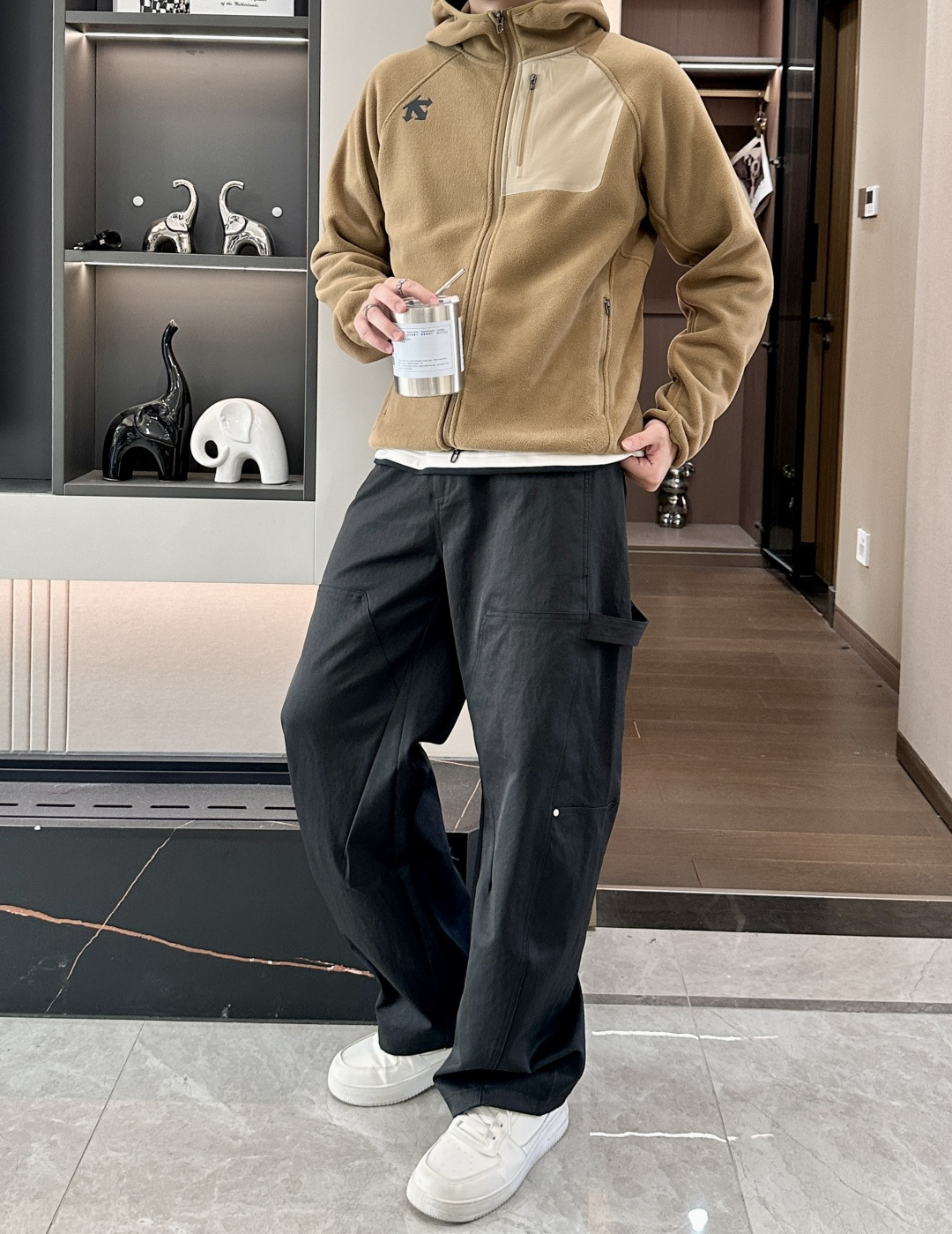 迪桑特「户外型格，暖意随行」—— 这款抓绒连帽外套，重新定义秋冬户外穿搭当凛冽秋风开始席卷城市与山野，你