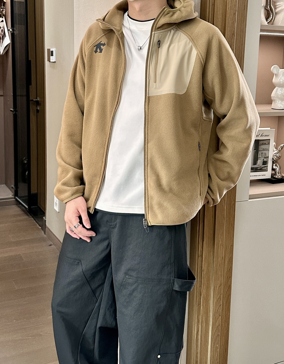 迪桑特「户外型格，暖意随行」—— 这款抓绒连帽外套，重新定义秋冬户外穿搭当凛冽秋风开始席卷城市与山野，你