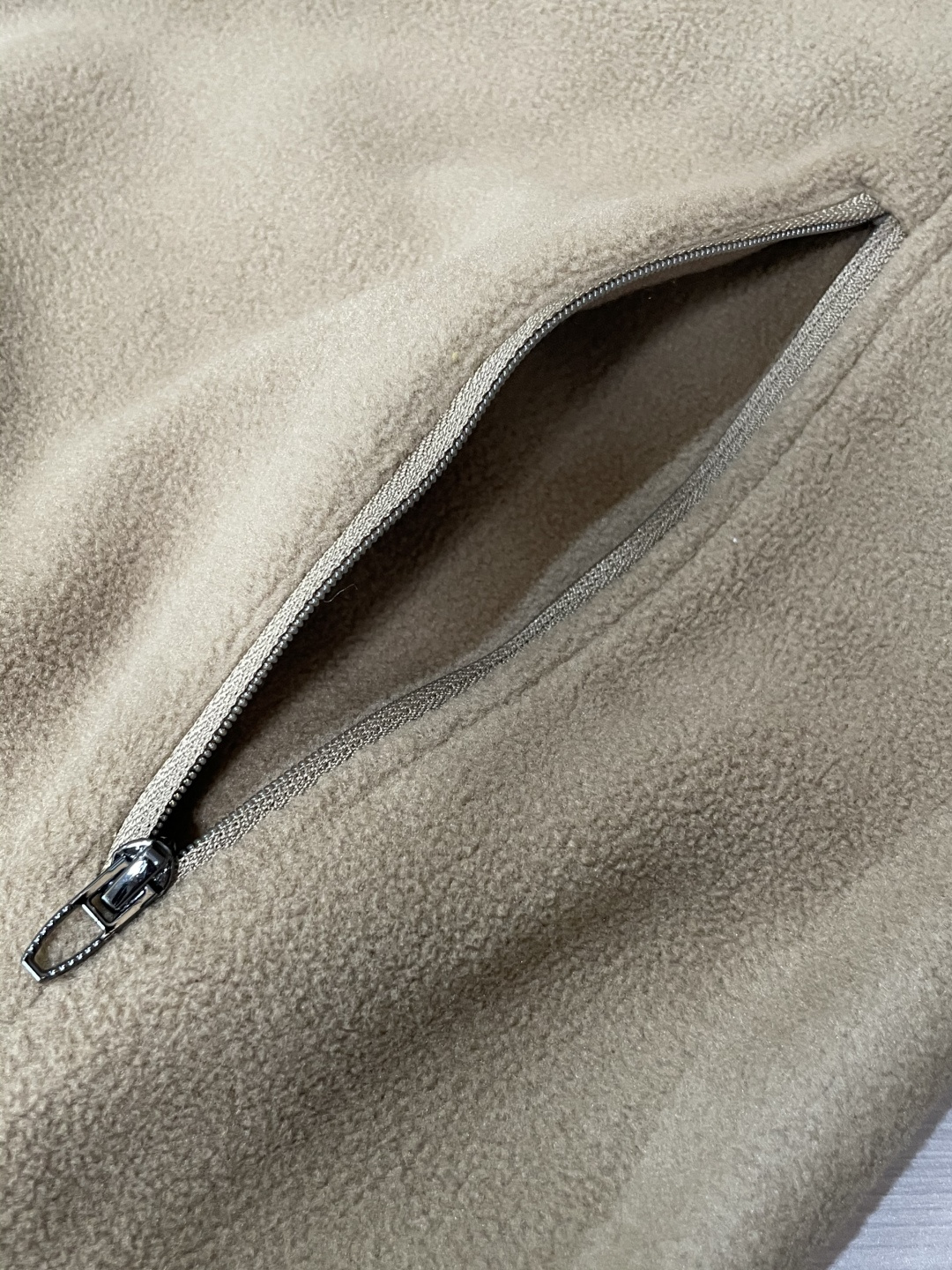 迪桑特「户外型格，暖意随行」—— 这款抓绒连帽外套，重新定义秋冬户外穿搭当凛冽秋风开始席卷城市与山野，你