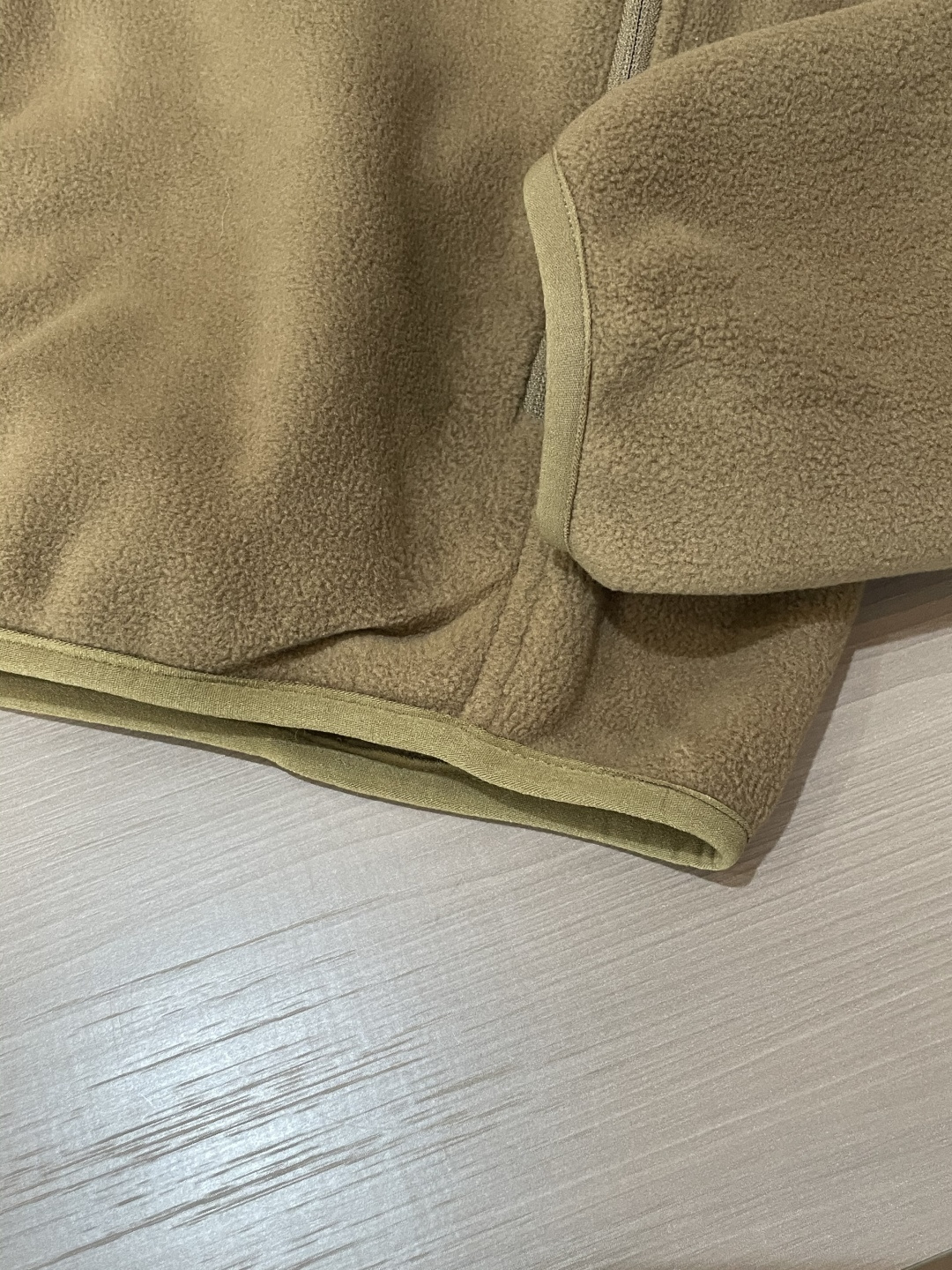 迪桑特「户外型格，暖意随行」—— 这款抓绒连帽外套，重新定义秋冬户外穿搭当凛冽秋风开始席卷城市与山野，你