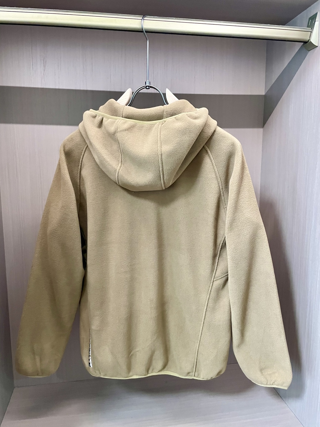 迪桑特「户外型格，暖意随行」—— 这款抓绒连帽外套，重新定义秋冬户外穿搭当凛冽秋风开始席卷城市与山野，你