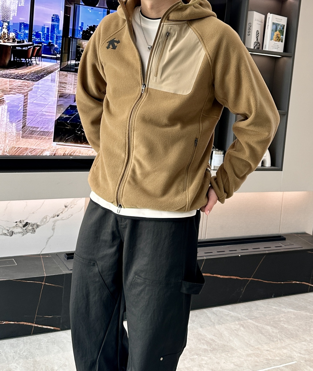 NO:573820,Descente 'outdoor style, warmth goes with you' - this fleece hooded jacket redefines outdoor wear in autumn and winter. When the cold autumn wind begins to sweep across the city and mountains, you need an outdoor sweatshirt that can not only resist the cold, but also show off your style.  This fleece hooded jacket is tailor-made for outdoor enthusiasts and urban trendsetters. It is 'temperature-friendly and stylish'. Made of high-quality fleece fabric, it is soft and skin-friendly, and can quickly lock in body heat. Even when hiking in the mountains in late autumn, you can always feel wrapped in warmth.  The design is even more ingenious with the chest pocket full of contrasting colors, which is not only a visual focus, but also practical and functional, and can safely store mobile phones, keys and other small items; the hooded version provides extra warmth for the head to cope with the changing climate in the mountains; the brand logo on the left arm is low-key and recognizable, highlighting your outdoor taste.   Whether you are going to the mountains for a fun camping trip on the weekend, or you are commuting to the streets every day, it can be easily adapted. It can be worn alone to create a casual outdoor style, or it can be worn under a jacket to form a 'warm and wind-resistant suit' to help you switch freely in different scenes. This autumn and winter, let it become a fashionable armor for you to explore the world. With a warm attitude, you can go to every outdoor appointment fearlessly. Sizes M-XXXL, jackets & coats, hats, alexander wang19860909迪桑特「户外型格,暖意随行」—— 这款抓绒连帽外套,重新定义秋冬户外穿搭 当凛冽秋风开始席卷城市与山野,你需要一件既能抵御寒意,又能彰显风格的户外战袍. 这款抓绒连帽外套,是为户外爱好者与都市潮人量身定制的「温度与型格双担当」.采用高品质抓绒面料,触感柔软亲肤,能快速锁住身体热量,哪怕在深秋的山间徒步,也能让你时刻感受暖意包裹. 设计上更是巧思满满撞色拼接的胸前口袋,不仅是视觉焦点,更兼具实用功能性,可安全收纳手机、钥匙等小物；连帽版型为头部提供额外保暖,应对山间多变气候；左臂的品牌标识低调又具辨识度,彰显你的户外品味. 无论是周末奔赴山野来一场畅快露营,还是日常通勤搭配出街,它都能轻松适配.既可以单穿打造休闲户外风,也能作为冲锋衣内搭,组成「保暖抗风套装」,助你在不同场景中自在切换. 这个秋冬,让它成为你探索世界的时尚铠甲,以温暖姿态,无畏奔赴每一场户外之约. 尺码M-XXXL,,jackets & coats,hats,alexander wang,Men's clothing