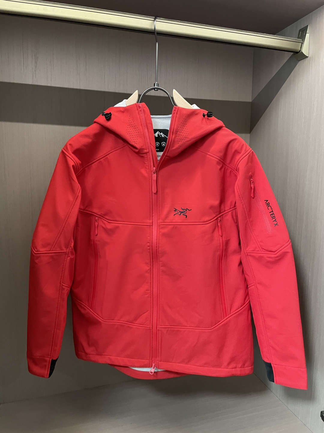 Arcteryx/始祖鸟 2025春秋新款软壳连帽夹克冲锋衣外套这款GAMMALT夹克采用轻薄耐磨的WE