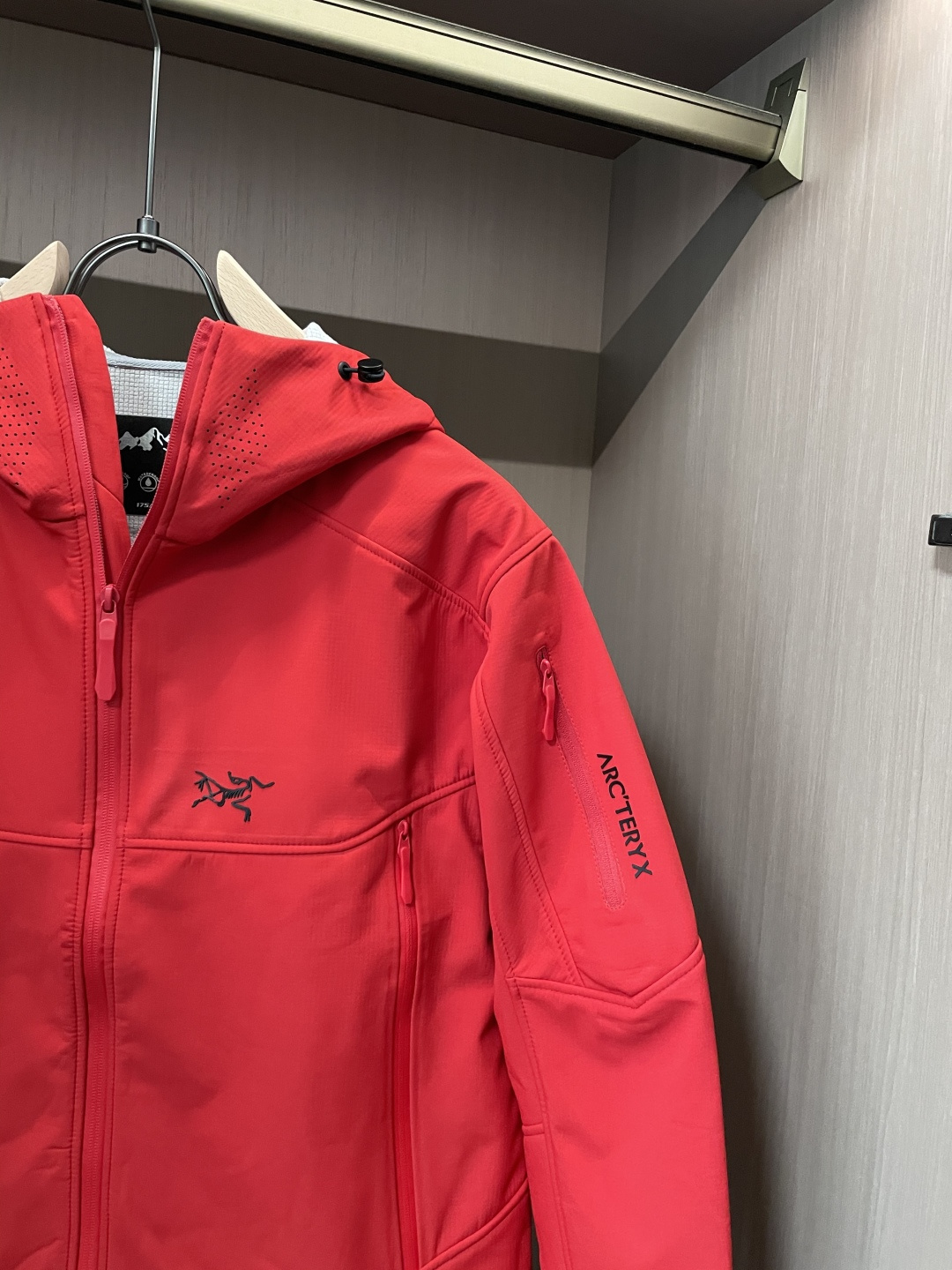 Arcteryx/始祖鸟 2025春秋新款软壳连帽夹克冲锋衣外套这款GAMMALT夹克采用轻薄耐磨的WE
