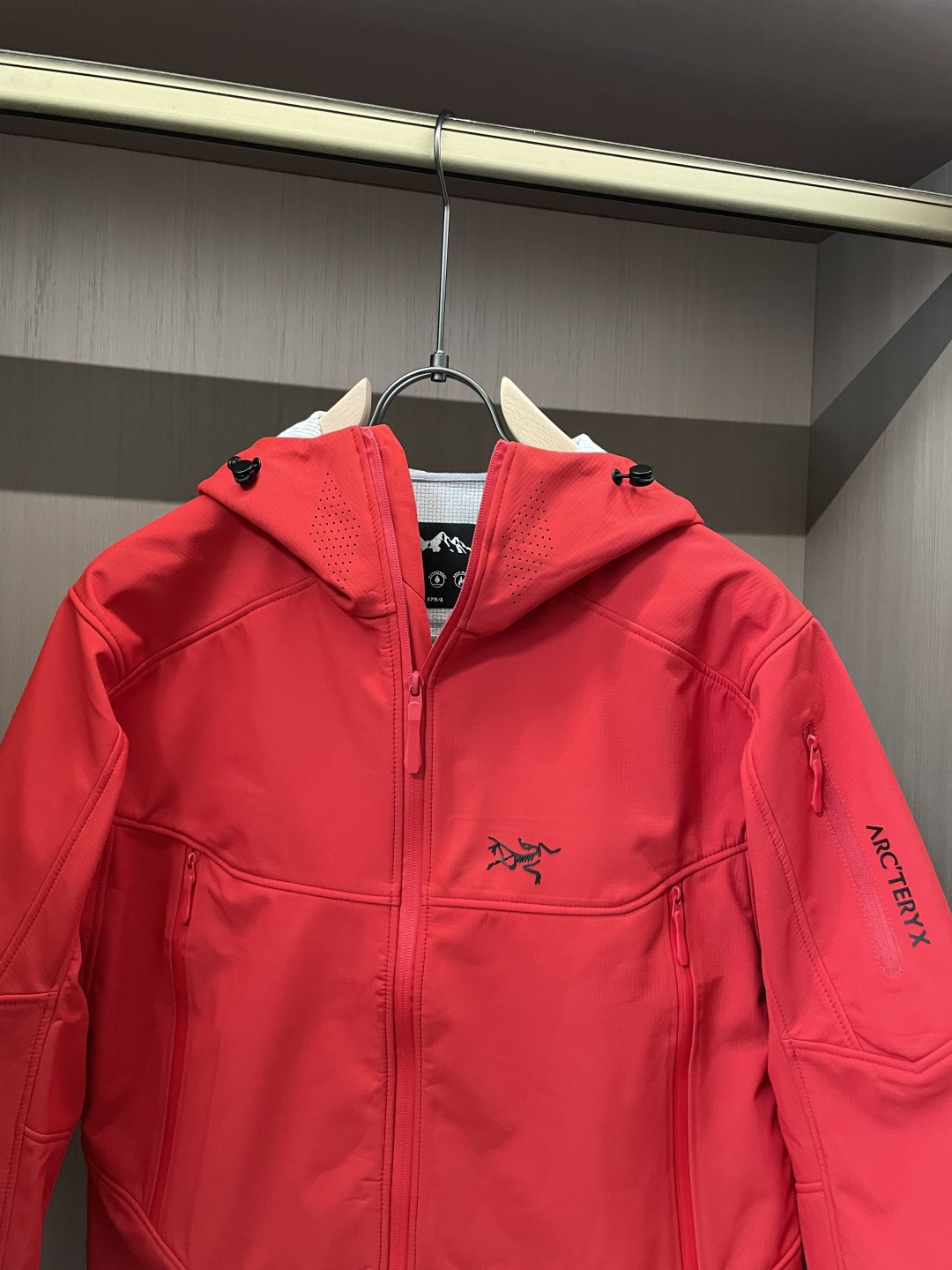 Arcteryx/始祖鸟 2025春秋新款软壳连帽夹克冲锋衣外套这款GAMMALT夹克采用轻薄耐磨的WE