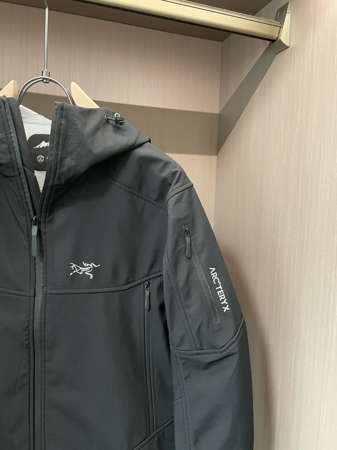 Arcteryx/始祖鸟 2025春秋新款软壳连帽夹克冲锋衣外套这款GAMMALT夹克采用轻薄耐磨的WE